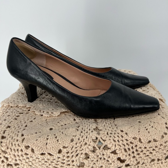 LIZ CLAIBORNE SALSA BLACK LEATHER FLEX LOW HEEL PUMPS - Picture 1 of 8